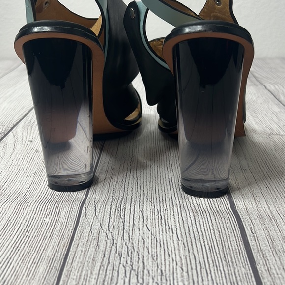 🔹 L.A.M.B. Chase Sandals with Lucite Heel - Picture 6 of 8